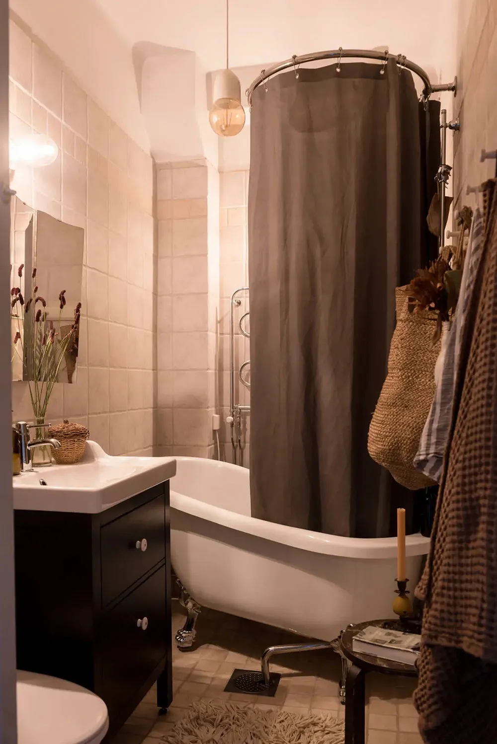 Aktywne tapety i mebel vintage: atmosferyczna mała apartament w Szwecji (50 m²) - Gallery image 14