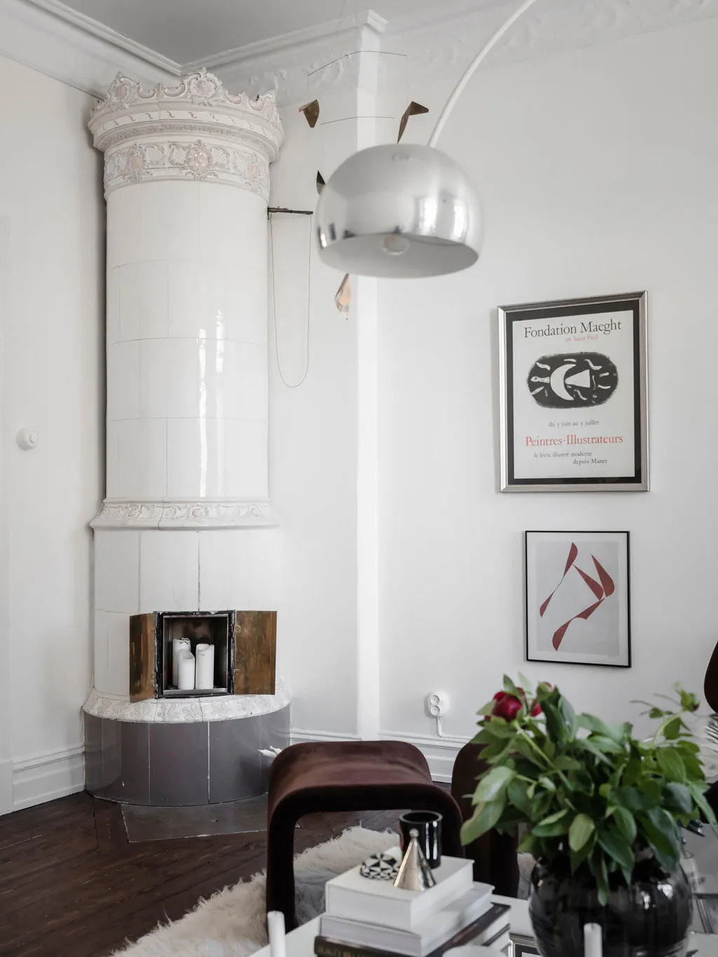 Salle de séjour blanche et cuisine en acier inoxydable : appartement à Gétouborg (73 m²) - Gallery image 4