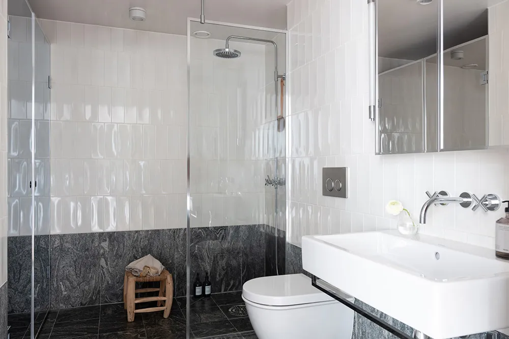 Светлый лофт со вторым светом и стильными тёмными акцентами в декоре (56 кв. м) - Gallery image 28