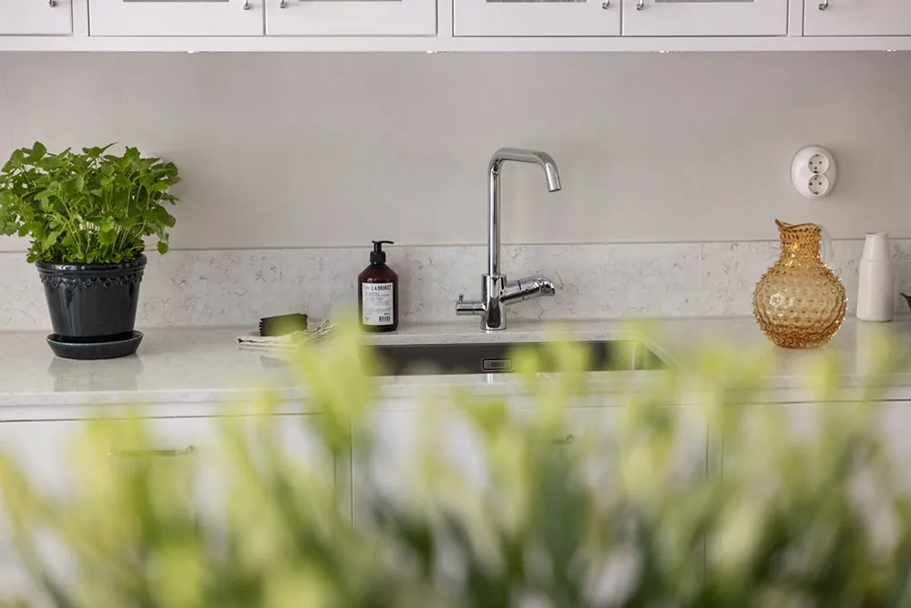 प्रभावशाली मोल्डिंग एवं आधुनिक फर्नीचर: स्टॉकहोम में एक अपार्टमेंट - Gallery image 18