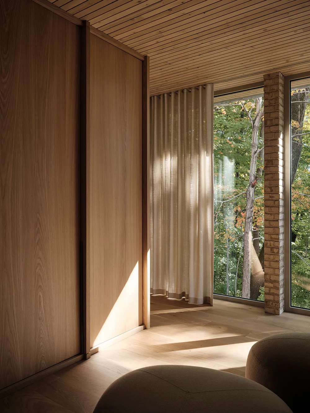 Beauté du brique dans le design d'une maison au bord d'un lac au Canada - Gallery image 18