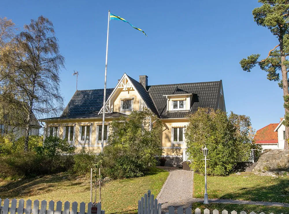 Cómo de una imagen: un encantador casita amarilla en Suecia - Gallery image 26