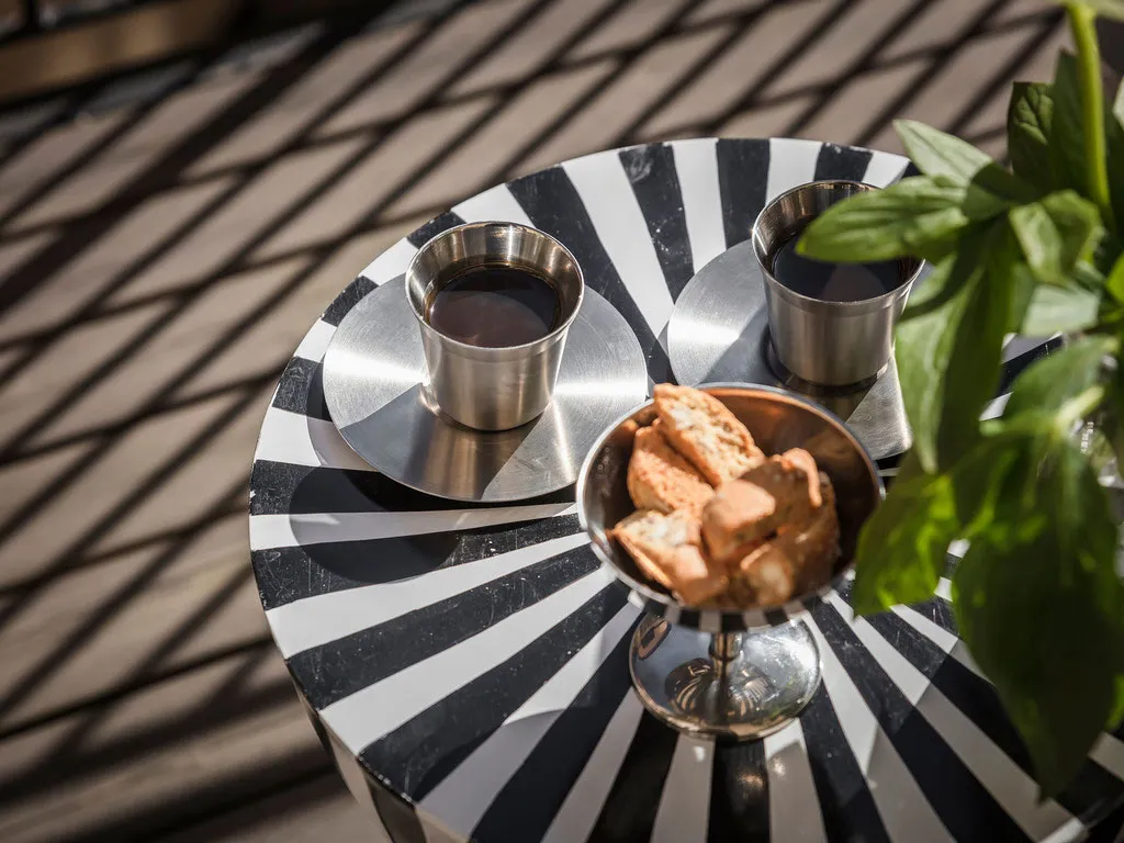 Salle de séjour blanche et cuisine en acier inoxydable : appartement à Gétouborg (73 m²) - Gallery image 22