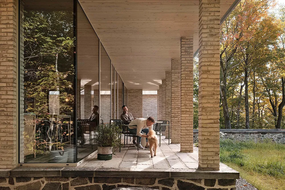 Beauté du brique dans le design d'une maison au bord d'un lac au Canada - Gallery image 12