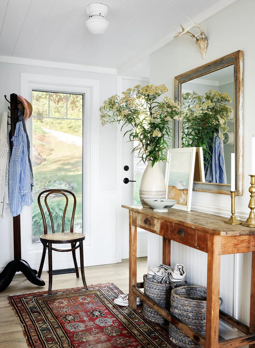 Interiores acogedores de una pequeña casa junto al lago Ontario - Gallery image 2