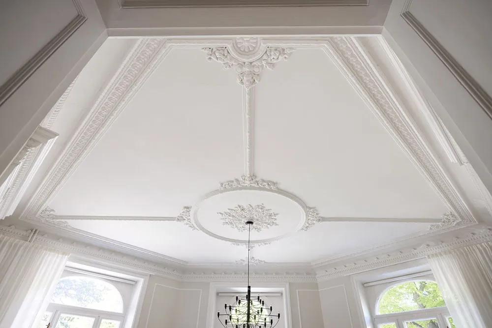 प्रभावशाली मोल्डिंग एवं आधुनिक फर्नीचर: स्टॉकहोम में एक अपार्टमेंट - Gallery image 2