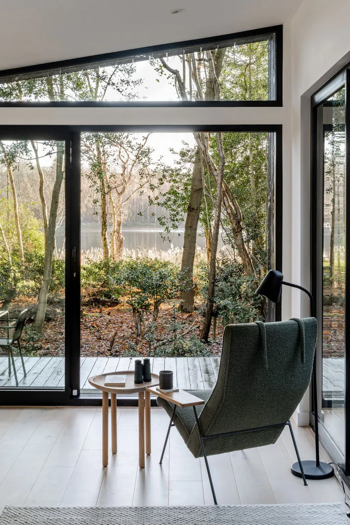 Czarny z zewnątrz i bardzo jasny w środku: nowoczesny domek w lesie w Anglii - Gallery image 5