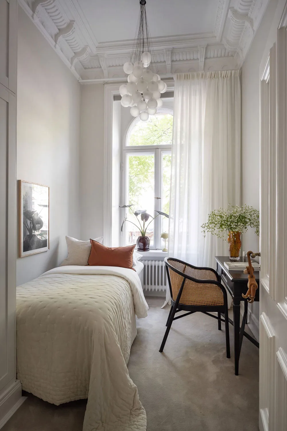 प्रभावशाली मोल्डिंग एवं आधुनिक फर्नीचर: स्टॉकहोम में एक अपार्टमेंट - Gallery image 26