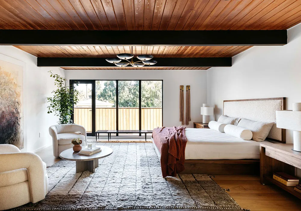 Grandes fenêtres et beaucoup de bois : un intérieur moderne lumineux à Los Angeles - Gallery image 12