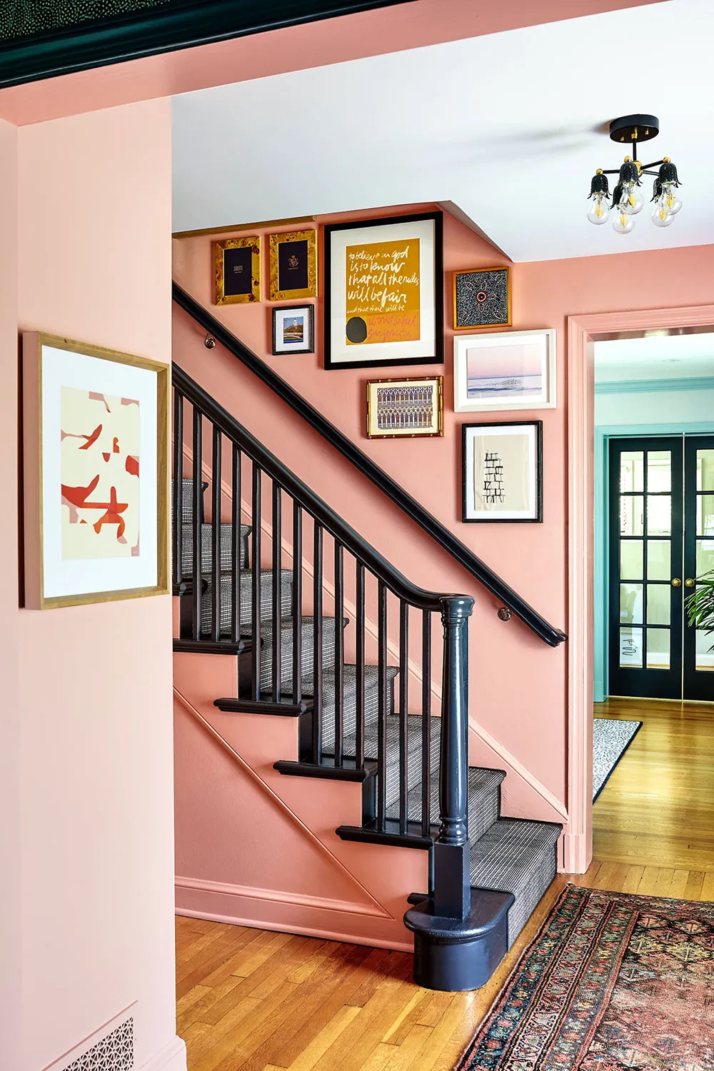 Яскравий сучасний стиль у традиційному колоніальному будинку для родини в Вашингтоні - Gallery image 1