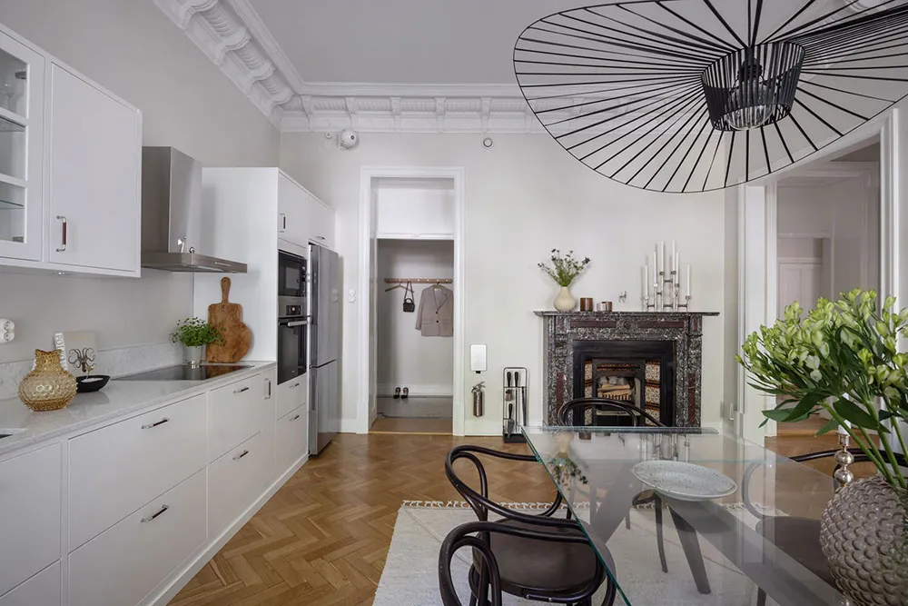 प्रभावशाली मोल्डिंग एवं आधुनिक फर्नीचर: स्टॉकहोम में एक अपार्टमेंट - Gallery image 20