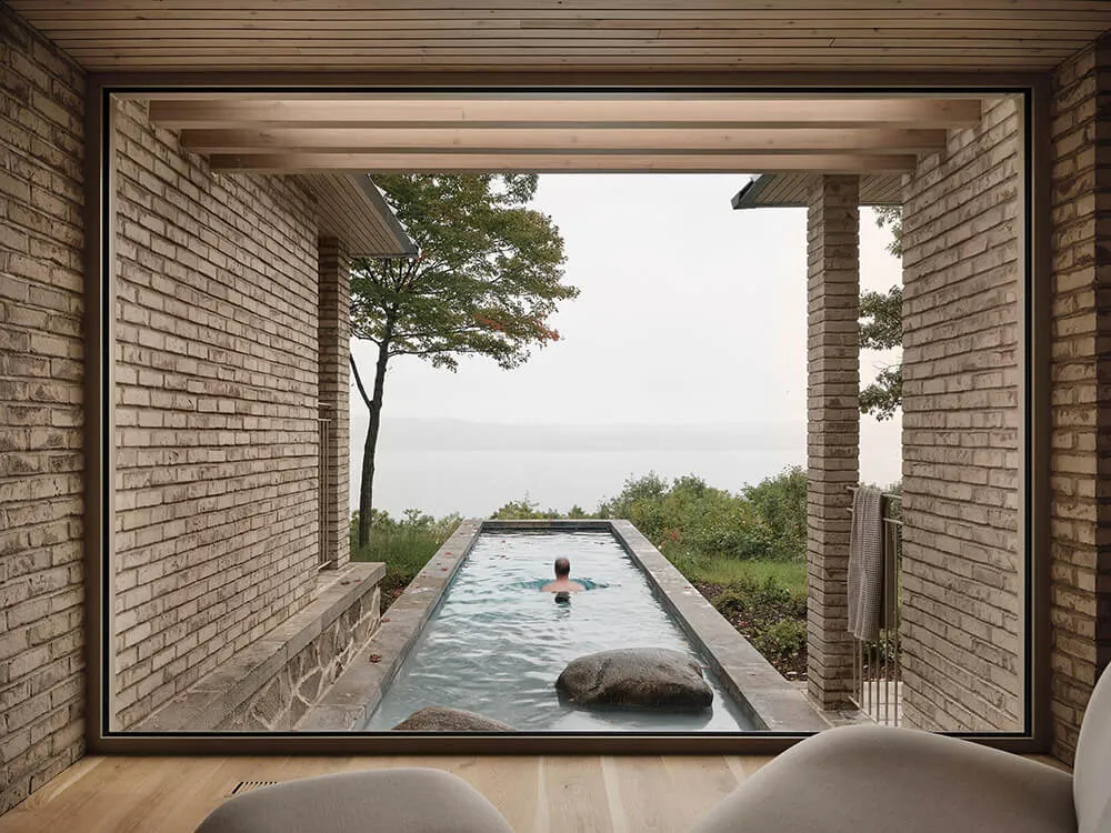 Beauté du brique dans le design d'une maison au bord d'un lac au Canada - Gallery image 20