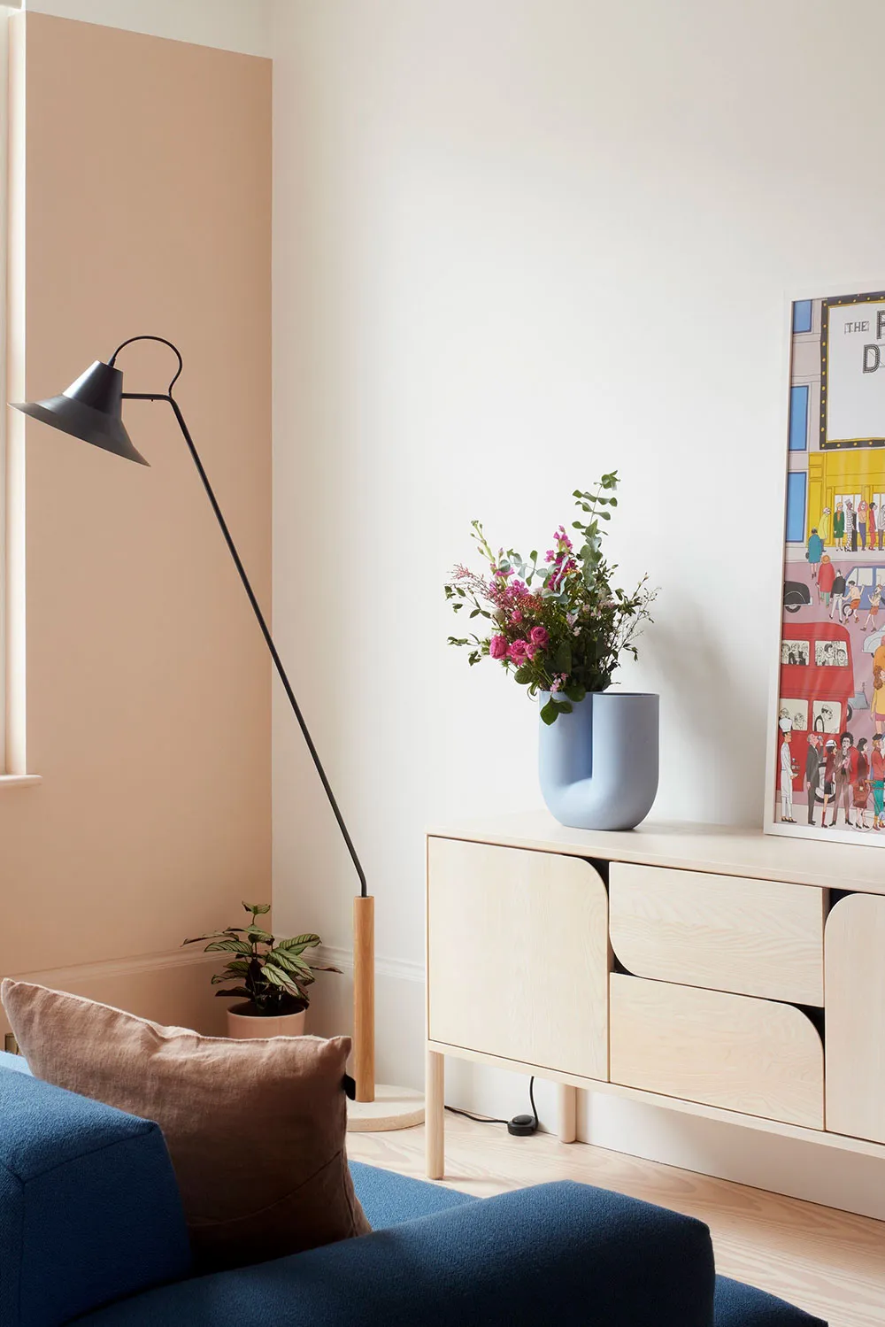 लंदन में गुलाबी एवं नीले रंग के टोन वाला आधुनिक अपार्टमेंट - Gallery image 11