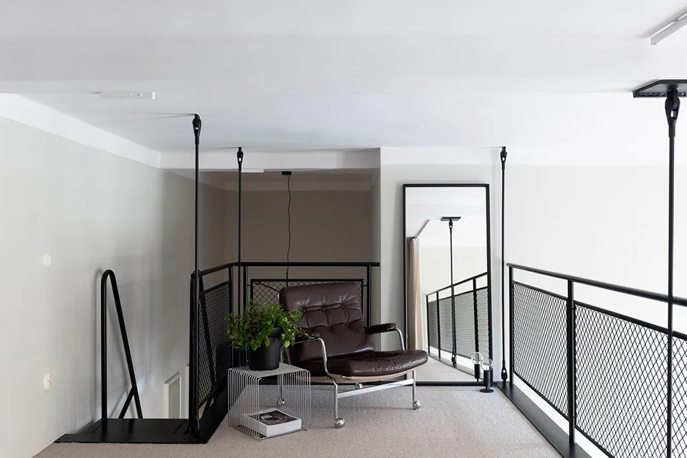 Светлый лофт со вторым светом и стильными тёмными акцентами в декоре (56 кв. м) - Gallery image 22