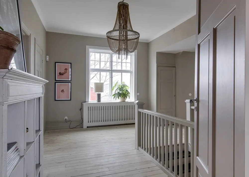 Zweiter Licht und elegantes Design: Überraschender Interior eines ländlichen Kottedgs in Schweden - Gallery image 29