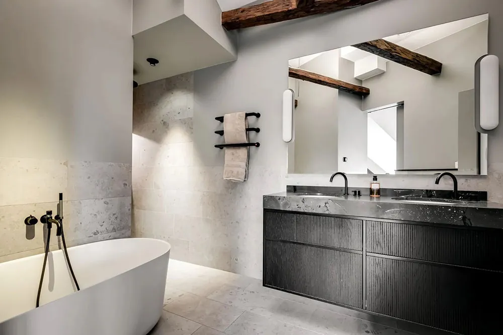 Стильный интерьер просторной мансардной квартиры в Стокгольме - Gallery image 14