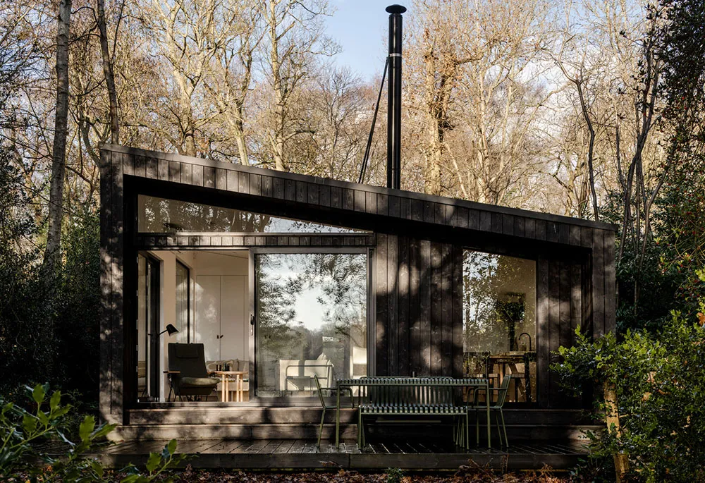Czarny z zewnątrz i bardzo jasny w środku: nowoczesny domek w lesie w Anglii - Gallery image 19