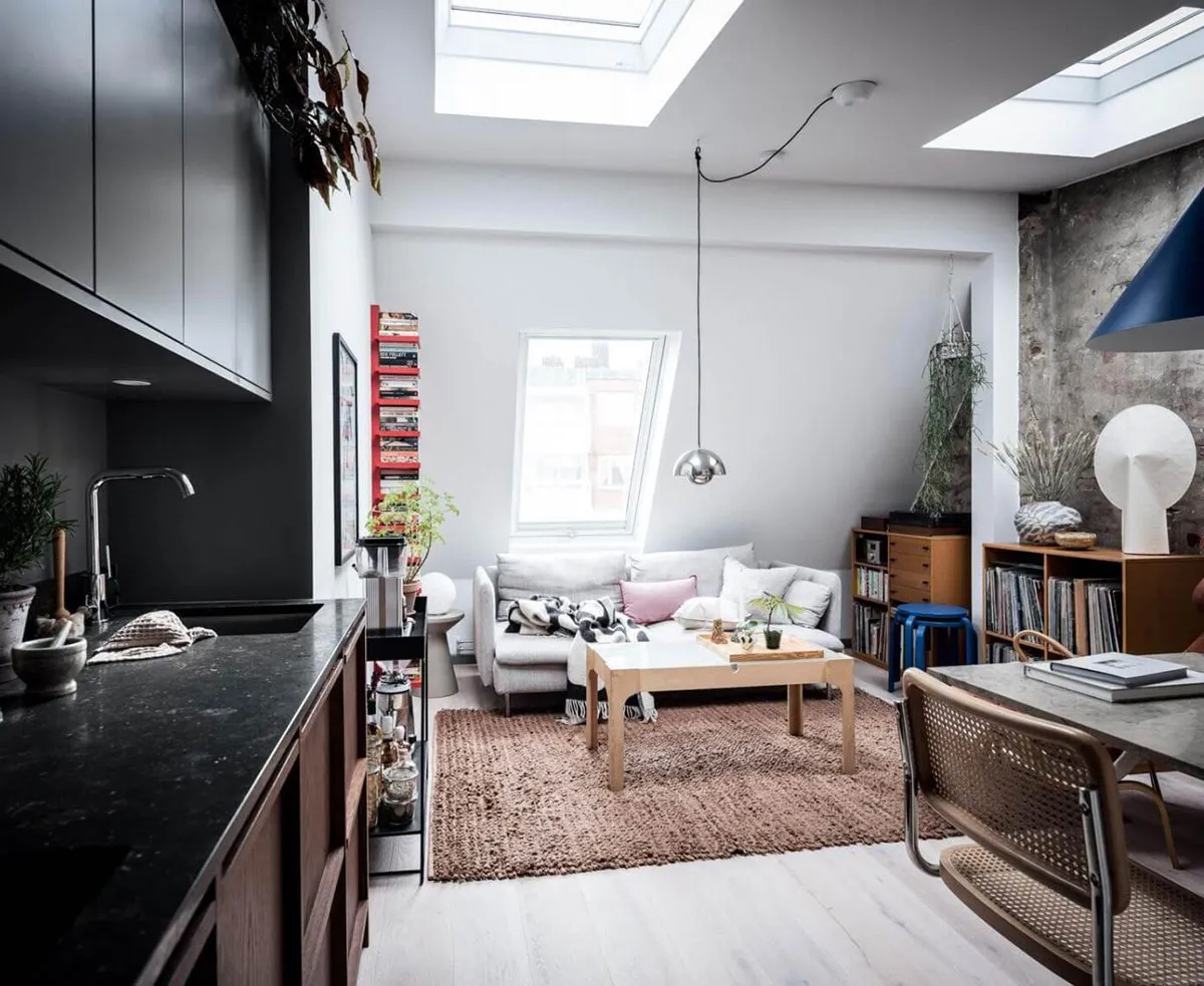 Mały szwedzki loft z mansardowymi oknami i ceglany ścianą (30 m²) - Gallery image 1