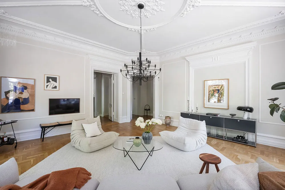 प्रभावशाली मोल्डिंग एवं आधुनिक फर्नीचर: स्टॉकहोम में एक अपार्टमेंट - Gallery image 5