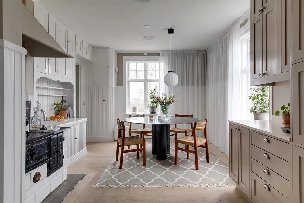 Zweiter Licht und elegantes Design: Überraschender Interior eines ländlichen Kottedgs in Schweden - Gallery image 17