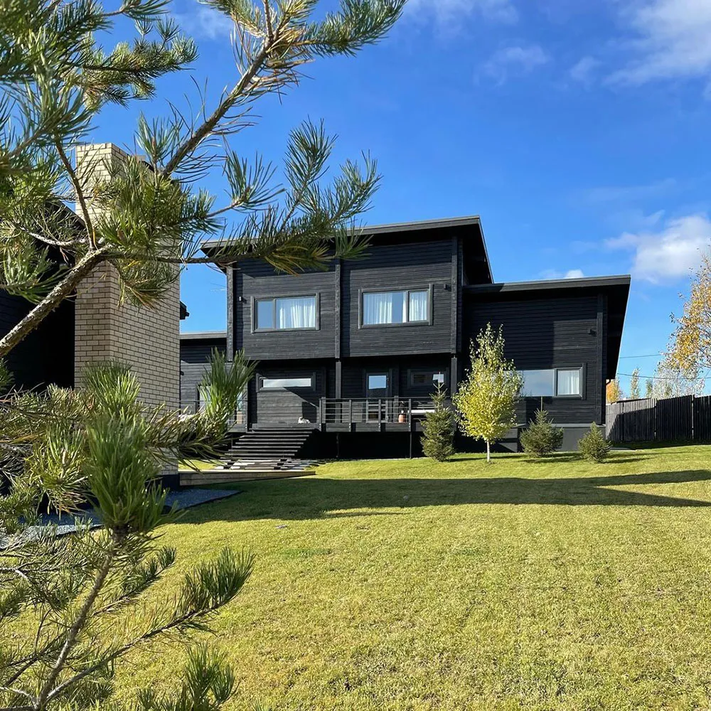 Hölzerner Designer-Cottage mit Interieurs in dunklen Tönen in der Perm Region (240 qm) - 16