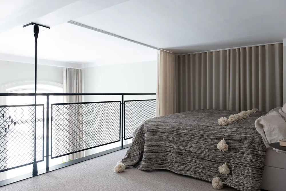 Светлый лофт со вторым светом и стильными тёмными акцентами в декоре (56 кв. м) - Gallery image 23