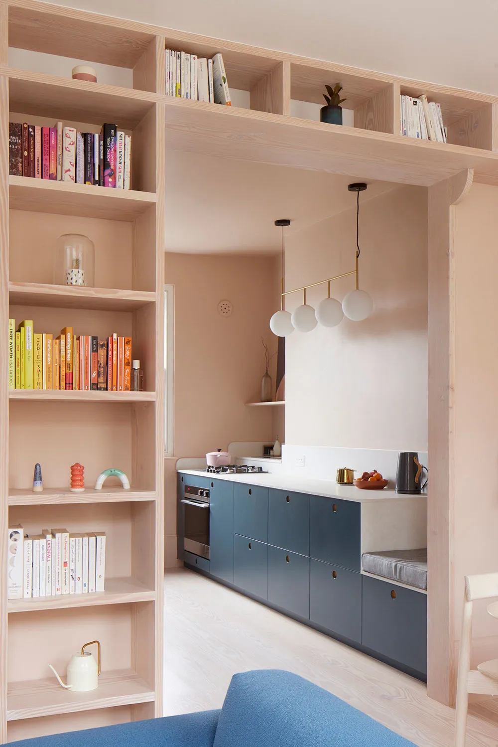 लंदन में गुलाबी एवं नीले रंग के टोन वाला आधुनिक अपार्टमेंट - Gallery image 4