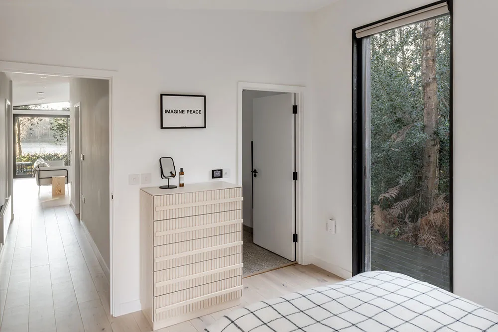 Czarny z zewnątrz i bardzo jasny w środku: nowoczesny domek w lesie w Anglii - Gallery image 10