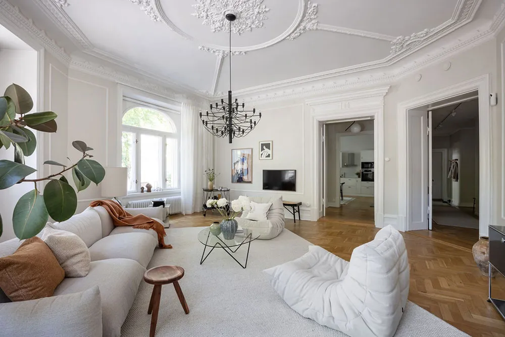 प्रभावशाली मोल्डिंग एवं आधुनिक फर्नीचर: स्टॉकहोम में एक अपार्टमेंट - Gallery image 3