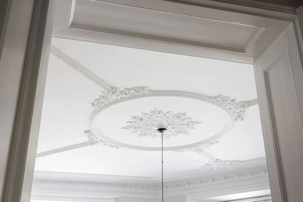 प्रभावशाली मोल्डिंग एवं आधुनिक फर्नीचर: स्टॉकहोम में एक अपार्टमेंट - Gallery image 6