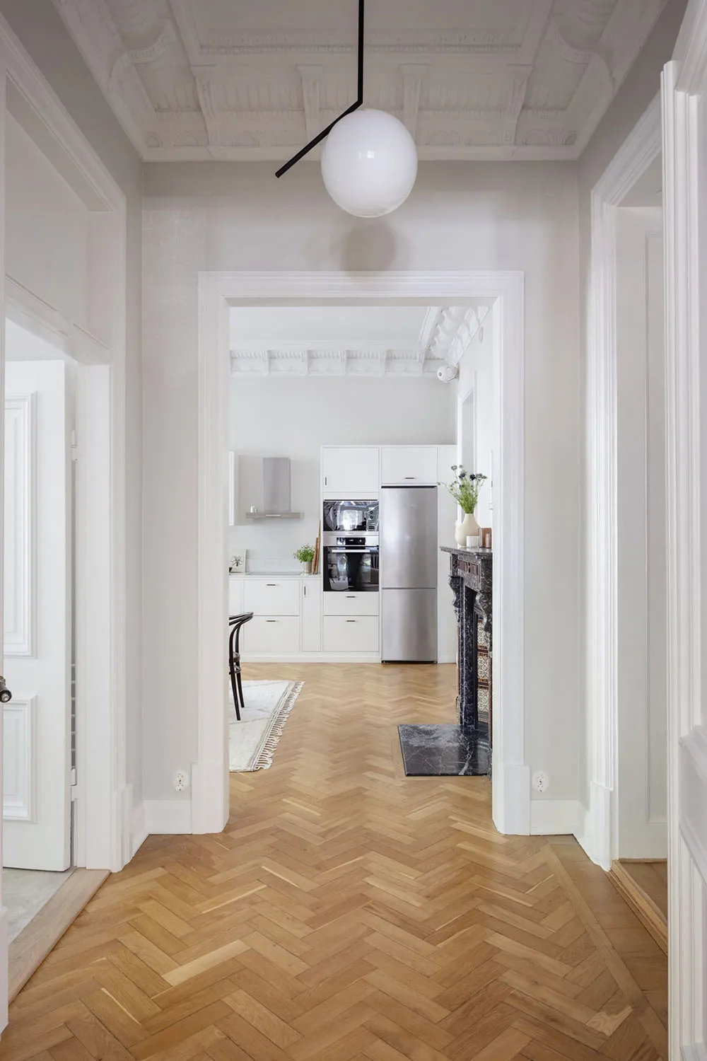 प्रभावशाली मोल्डिंग एवं आधुनिक फर्नीचर: स्टॉकहोम में एक अपार्टमेंट - Gallery image 28