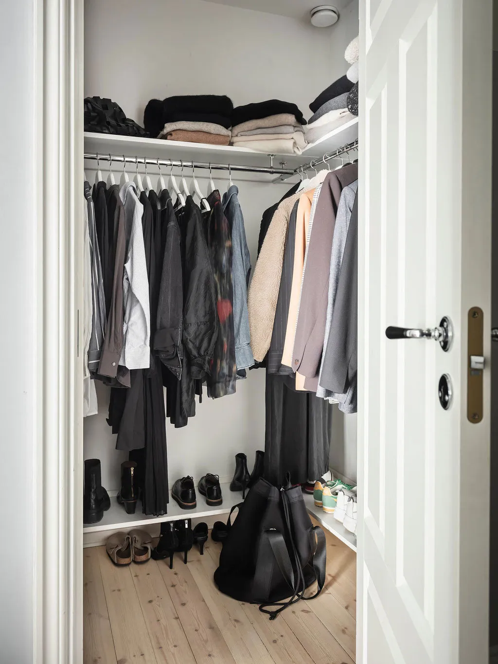 Salle de séjour blanche et cuisine en acier inoxydable : appartement à Gétouborg (73 m²) - Gallery image 33