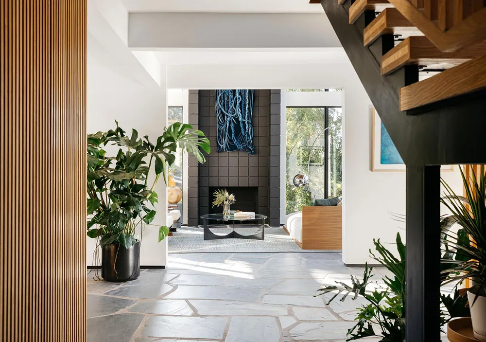 Grandes fenêtres et beaucoup de bois : un intérieur moderne lumineux à Los Angeles - Gallery image 3