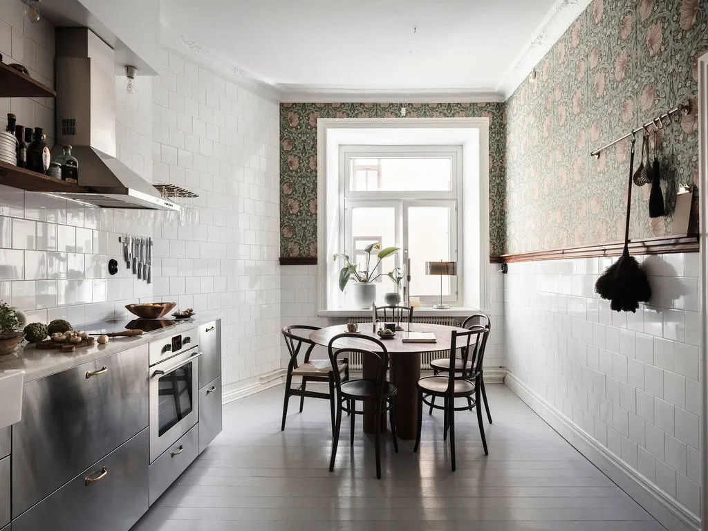 Salle de séjour blanche et cuisine en acier inoxydable : appartement à Gétouborg (73 m²) - Gallery image 7