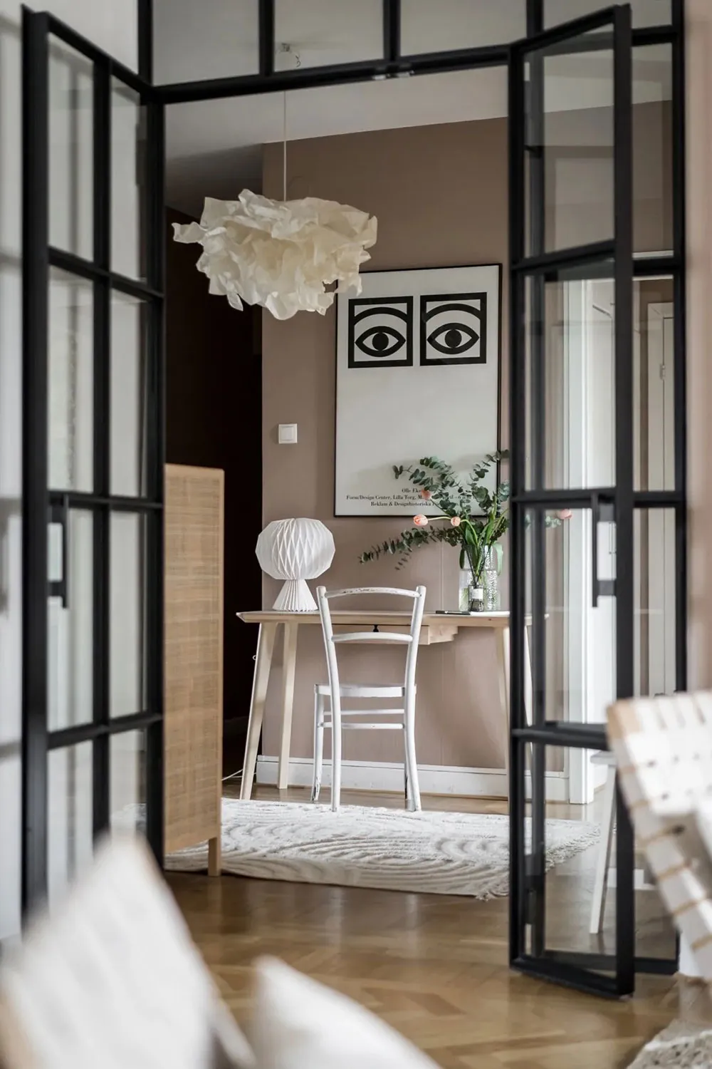 Appartement suédois cosy avec murs de café et mobilier vintage - Gallery image 7