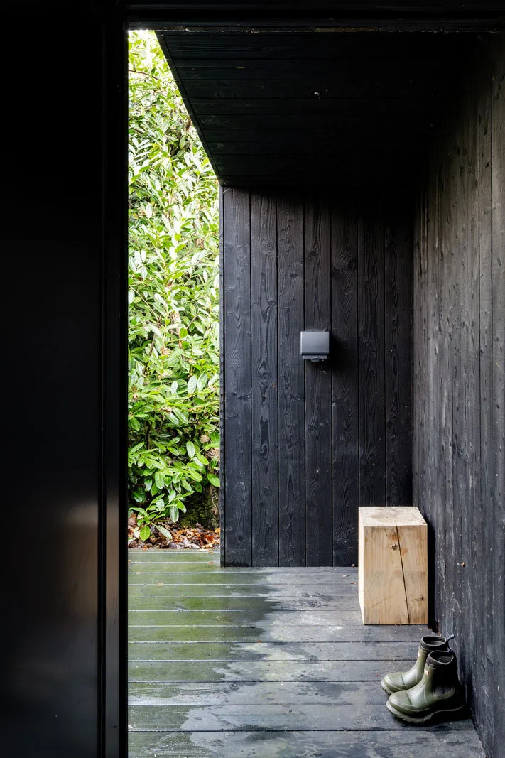 Czarny z zewnątrz i bardzo jasny w środku: nowoczesny domek w lesie w Anglii - Gallery image 21