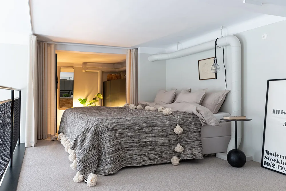 Светлый лофт со вторым светом и стильными тёмными акцентами в декоре (56 кв. м) - Gallery image 25