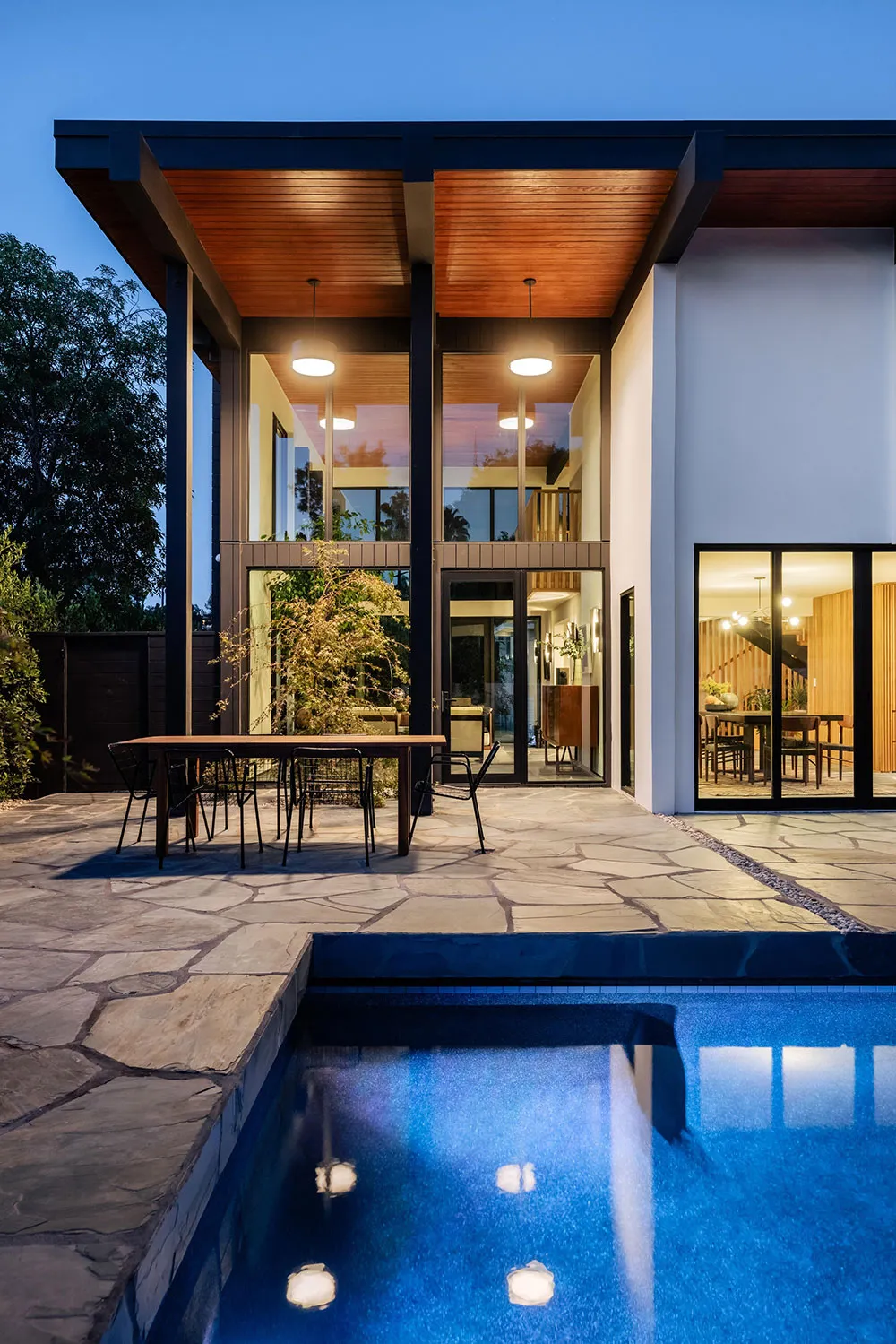 Grandes fenêtres et beaucoup de bois : un intérieur moderne lumineux à Los Angeles - Gallery image 26