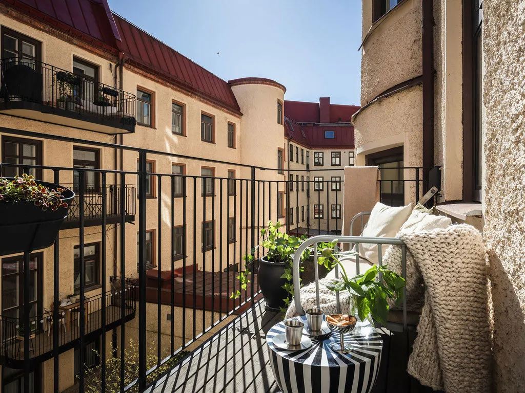 Salle de séjour blanche et cuisine en acier inoxydable : appartement à Gétouborg (73 m²) - Gallery image 23