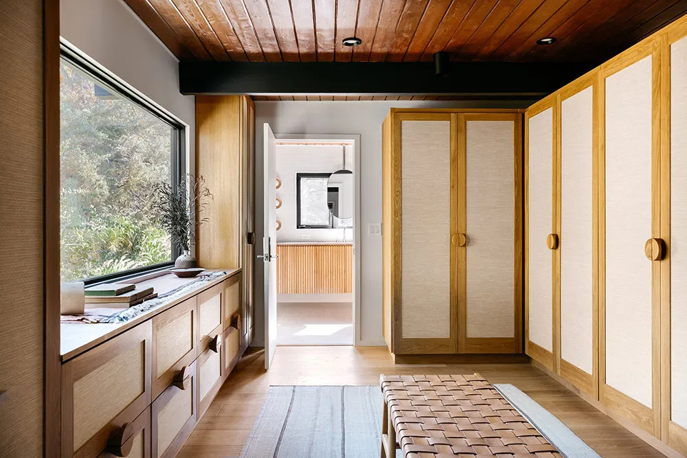 Grandes fenêtres et beaucoup de bois : un intérieur moderne lumineux à Los Angeles - Gallery image 15