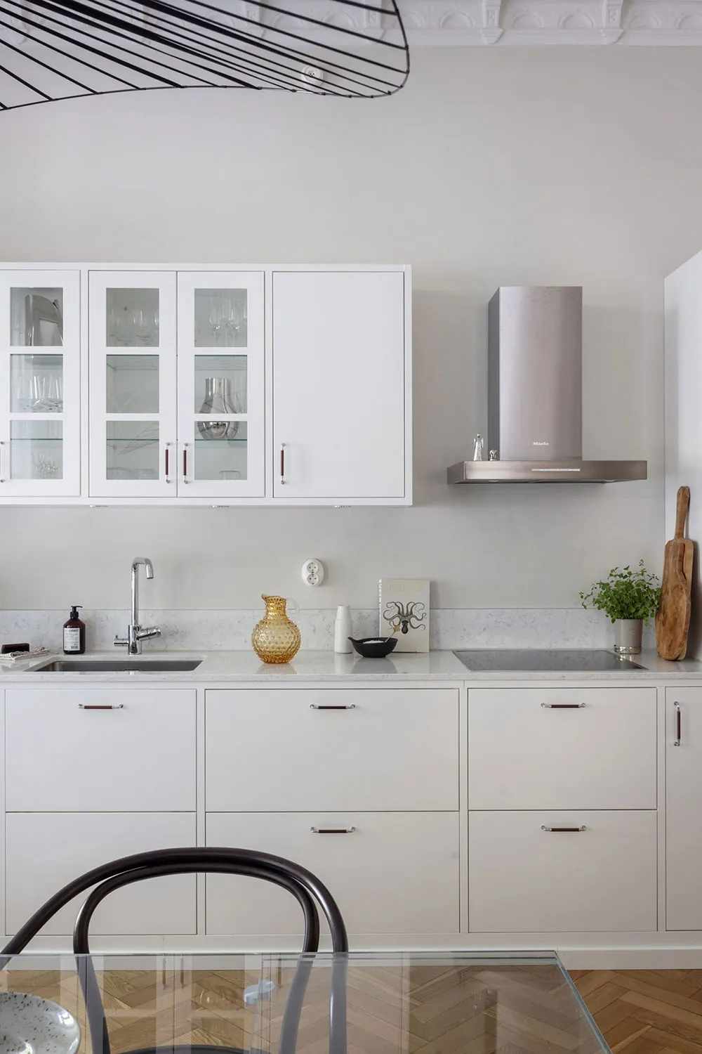 प्रभावशाली मोल्डिंग एवं आधुनिक फर्नीचर: स्टॉकहोम में एक अपार्टमेंट - Gallery image 15