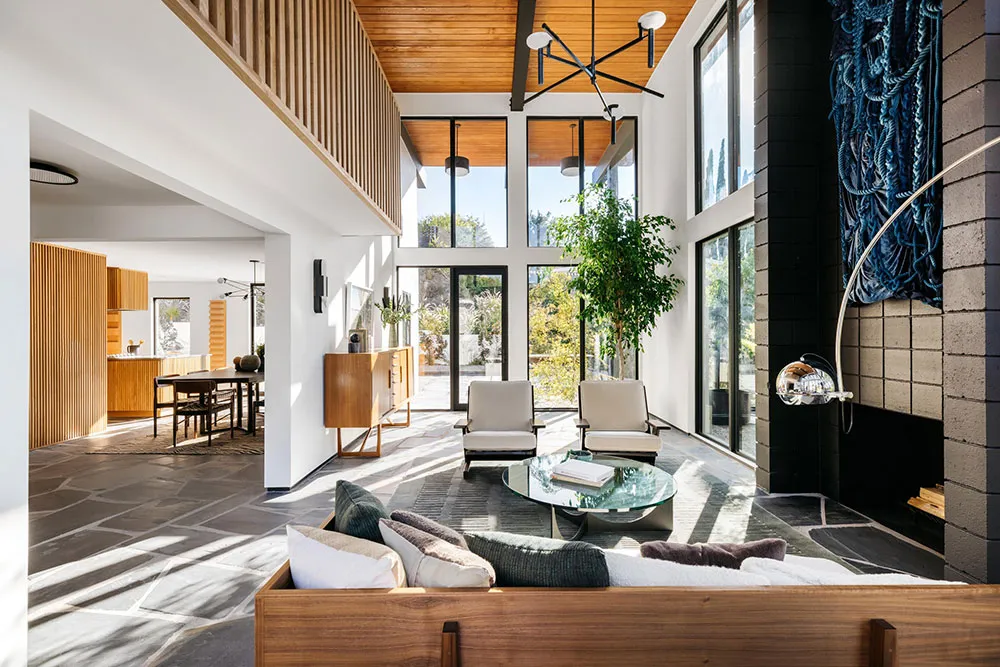 Grandes fenêtres et beaucoup de bois : un intérieur moderne lumineux à Los Angeles - Gallery image 1
