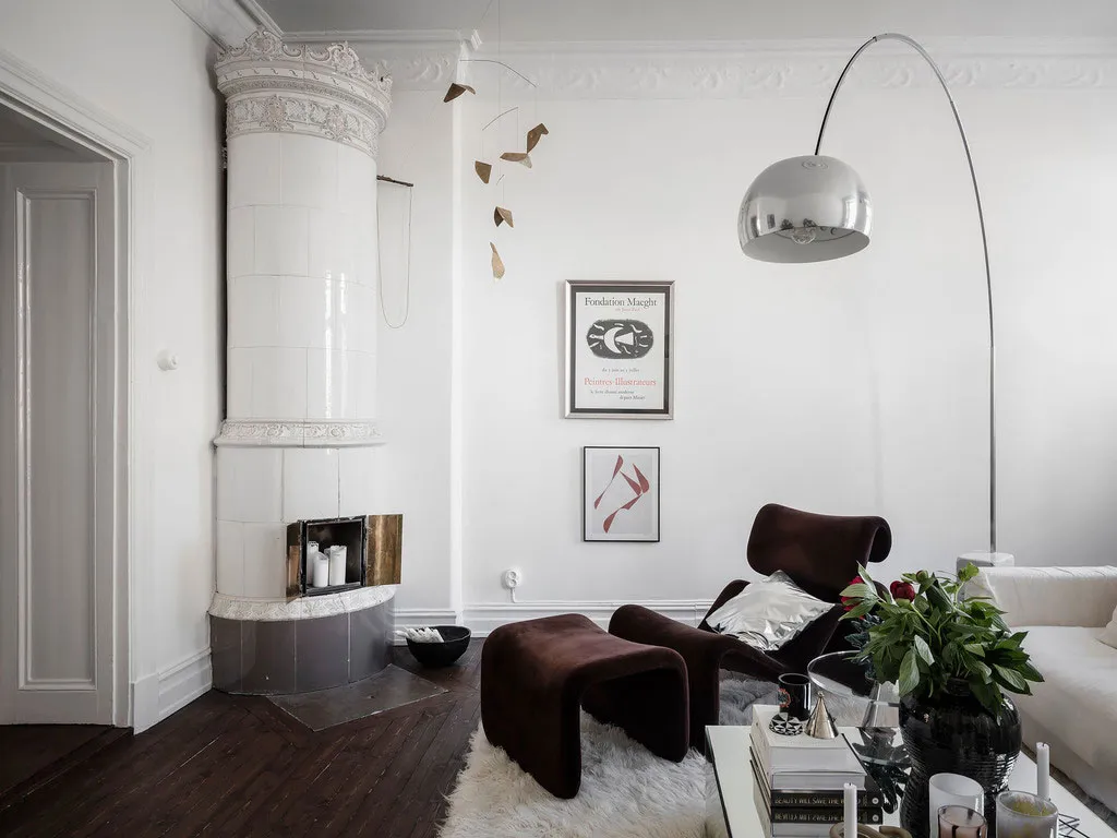 Salle de séjour blanche et cuisine en acier inoxydable : appartement à Gétouborg (73 m²) - Gallery image 5