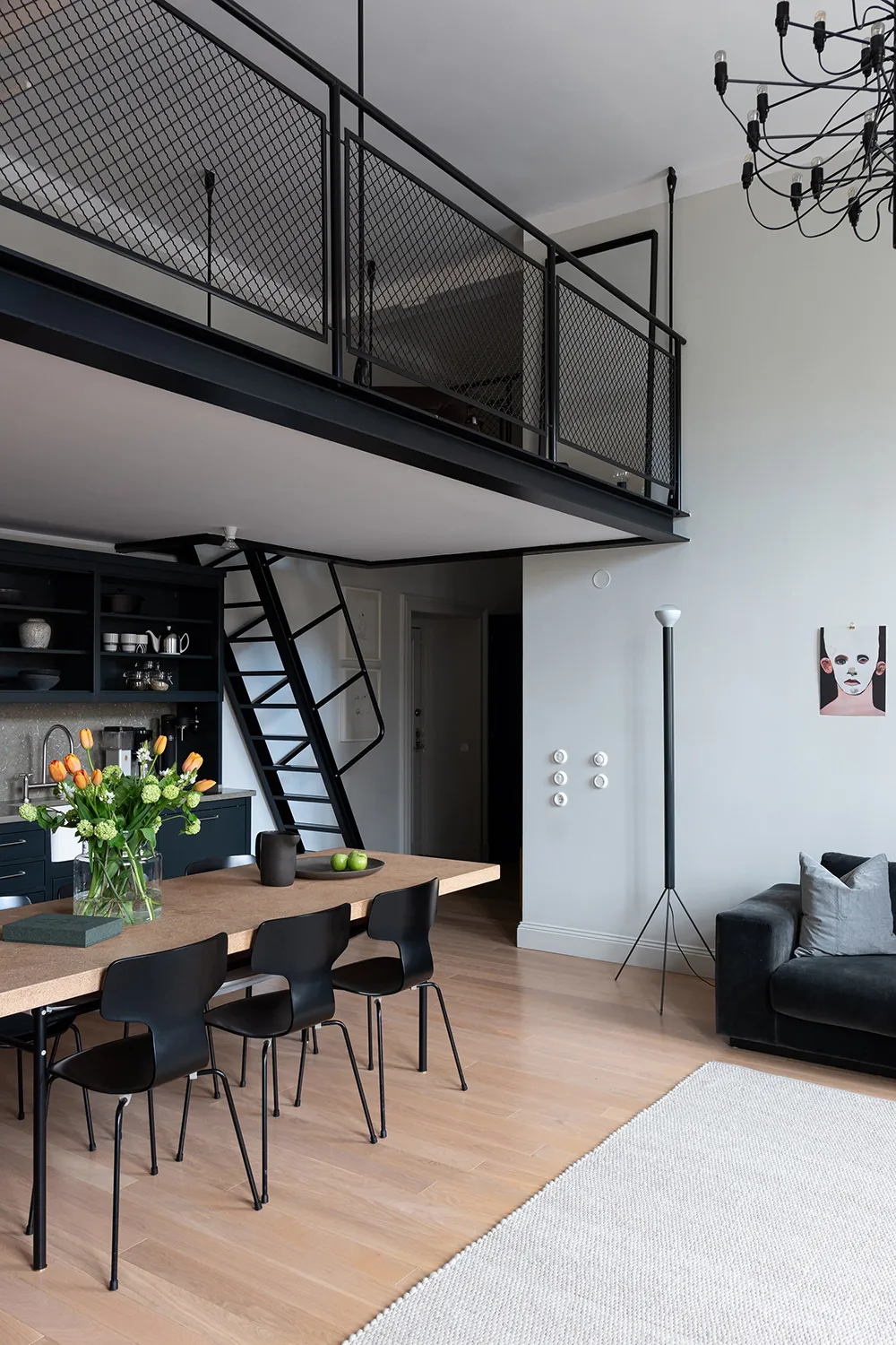 Светлый лофт со вторым светом и стильными тёмными акцентами в декоре (56 кв. м) - Gallery image 18