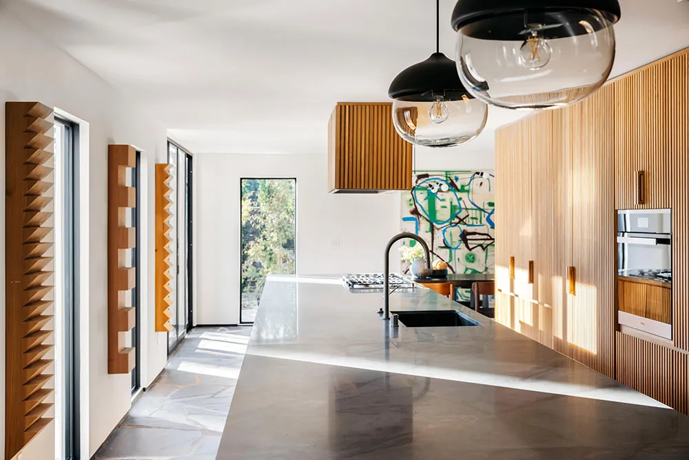 Grandes fenêtres et beaucoup de bois : un intérieur moderne lumineux à Los Angeles - Gallery image 6