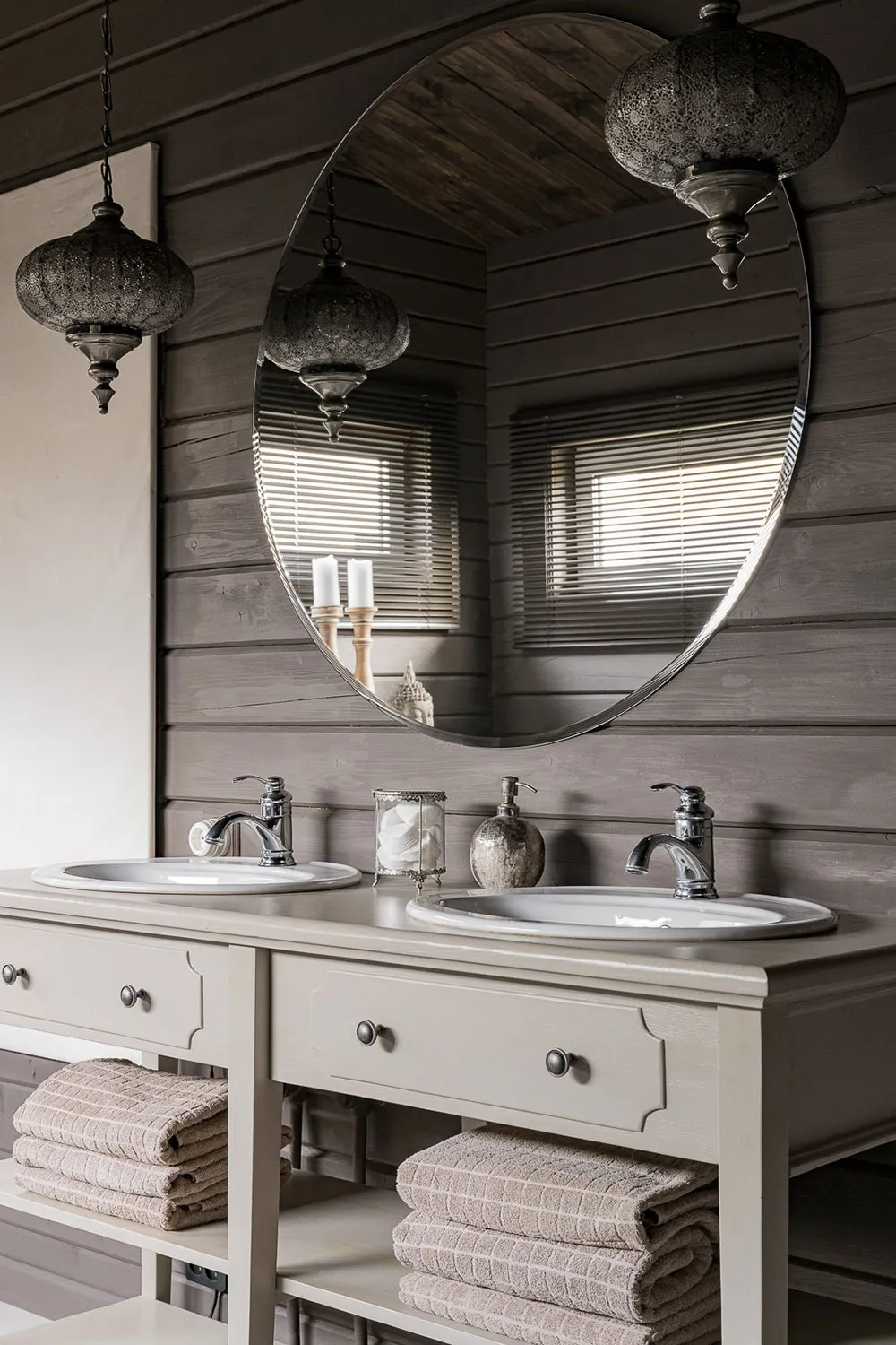 Hölzerner Designer-Cottage mit Interieurs in dunklen Tönen in der Perm Region (240 qm) - 13