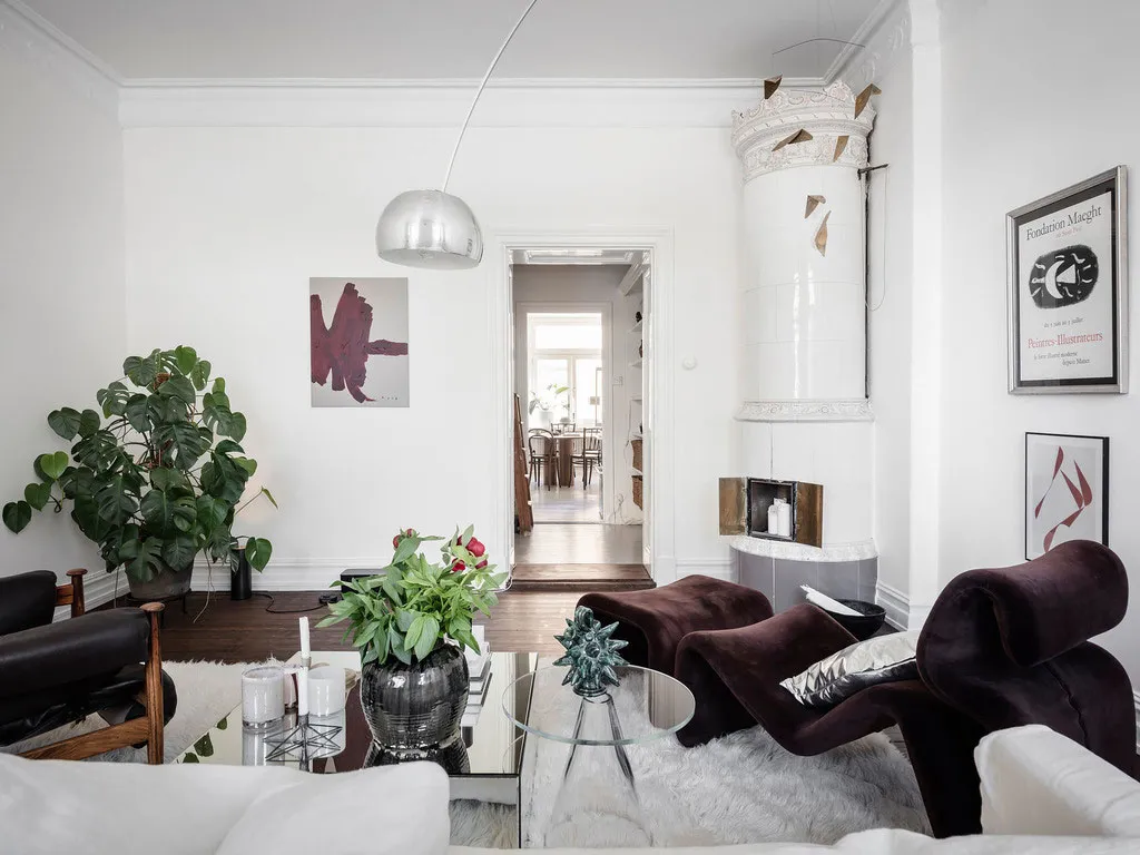 Salle de séjour blanche et cuisine en acier inoxydable : appartement à Gétouborg (73 m²) - Gallery image 3