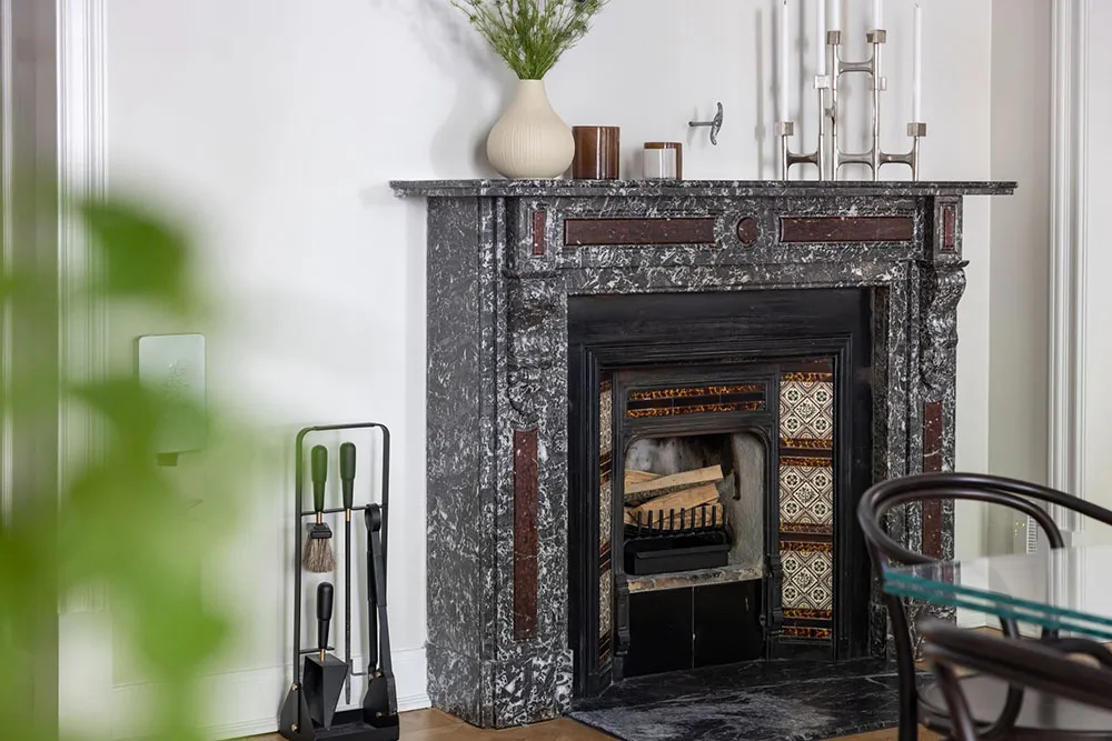 प्रभावशाली मोल्डिंग एवं आधुनिक फर्नीचर: स्टॉकहोम में एक अपार्टमेंट - Gallery image 16