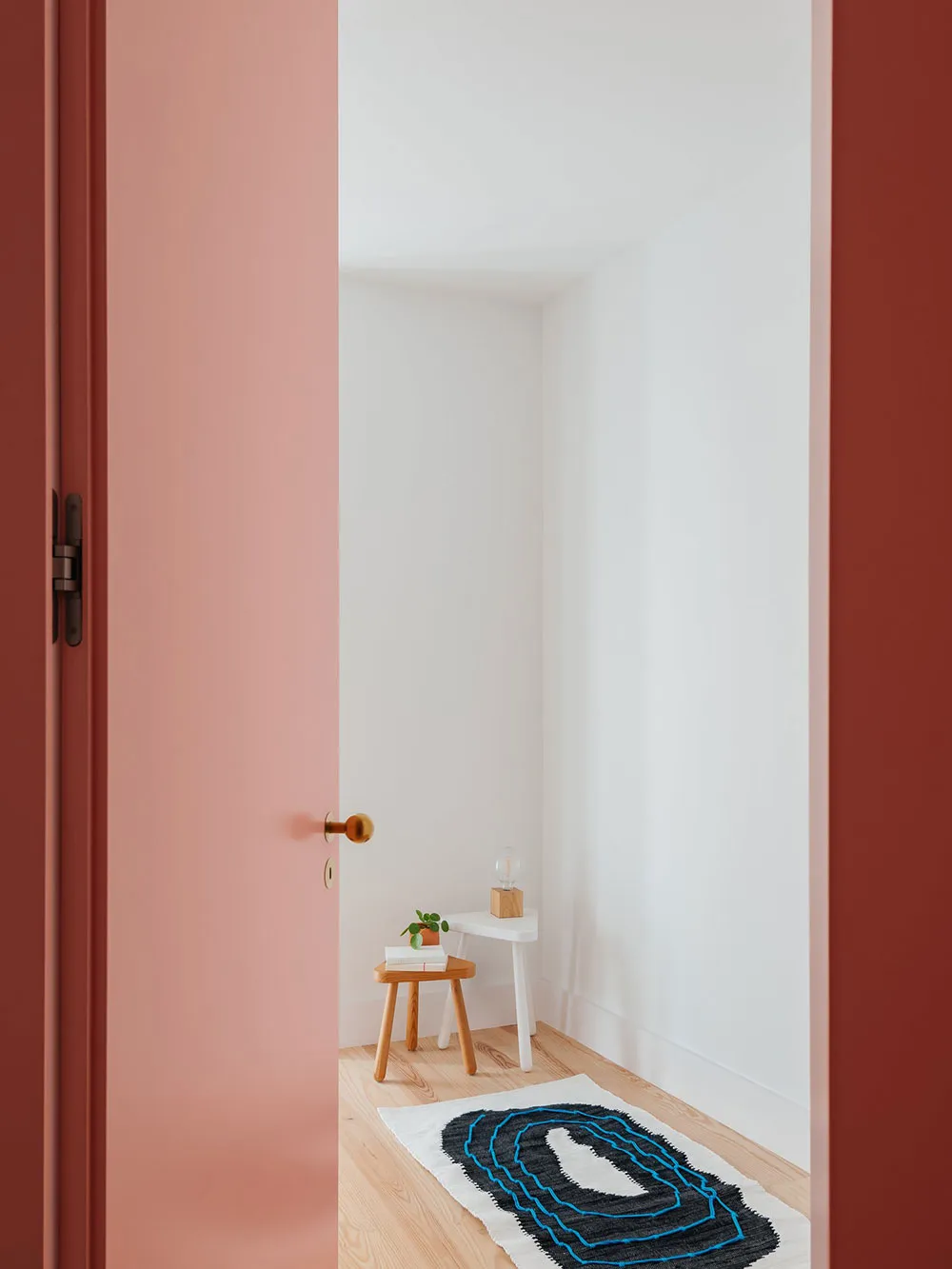 Kolorowy minimalizm w Lizbonie - Gallery image 9