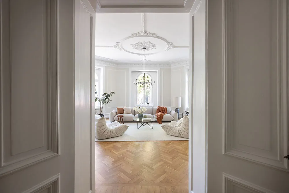 प्रभावशाली मोल्डिंग एवं आधुनिक फर्नीचर: स्टॉकहोम में एक अपार्टमेंट - Gallery image 10
